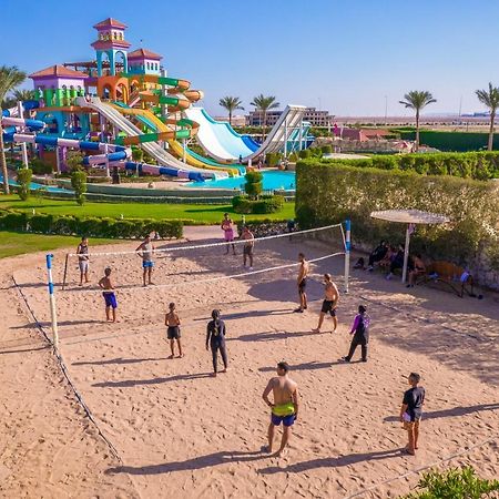 Charmillion Club Aquapark Hotel Шарм ел-Шейх Екстериор снимка Tourists playing beach volleyball in Egypt