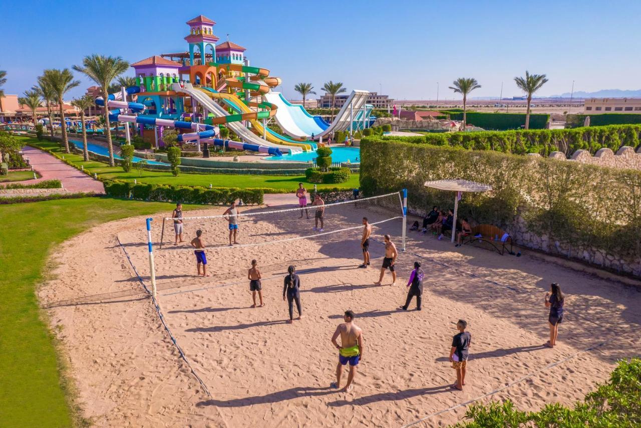 Charmillion Club Aquapark Hotel Шарм ел-Шейх Екстериор снимка Tourists playing beach volleyball in Egypt