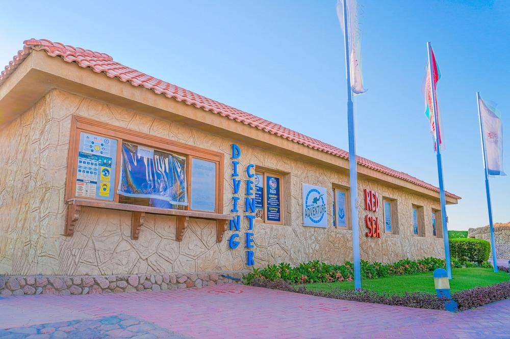 Charmillion Club Aquapark Hotel Шарм ел-Шейх Екстериор снимка Diving center in Egypt